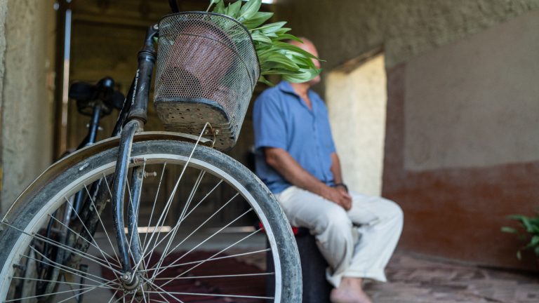 Cristiano recorre su región en bicicleta para evangelizar a personas sordas